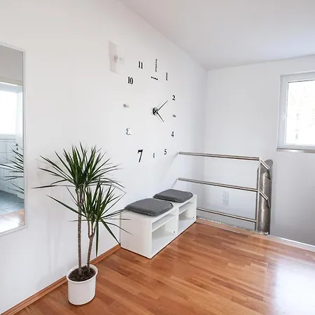 Grosse Komfortwohnung Mit Terrasse & Balkon, 2 Schlafzimmer, Ruhige Lage