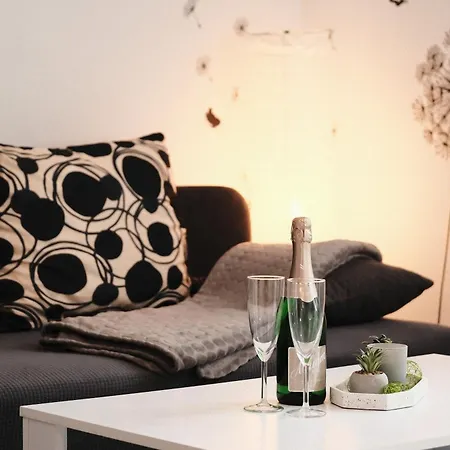 Grosse Komfortwohnung Mit Terrasse & Balkon, 2 Schlafzimmer, Ruhige Lage Apartamento