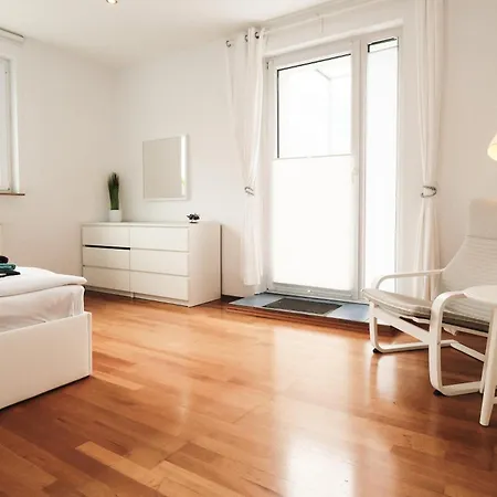 Grosse Komfortwohnung Mit Terrasse & Balkon, 2 Schlafzimmer, Ruhige Lage 아파트 *
