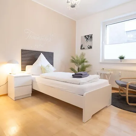 Grosse Komfortwohnung Mit Terrasse & Balkon, 2 Schlafzimmer, Ruhige Lage
